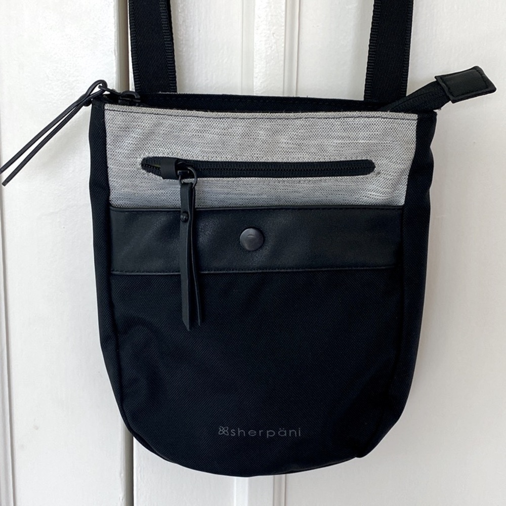 Sherpäni adjustable crossbody purse